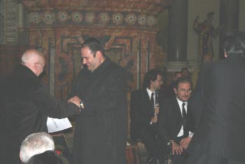 otureño Germán Tejerizo Linares hace entrega de la partitura de la marcha Descendimiento al Hermano Mayor de la Hermandad de NUESTRA SEÑORA DE LA SOLEDAD Y DESCENDIMIENTO DEL SEÑOR en Granada